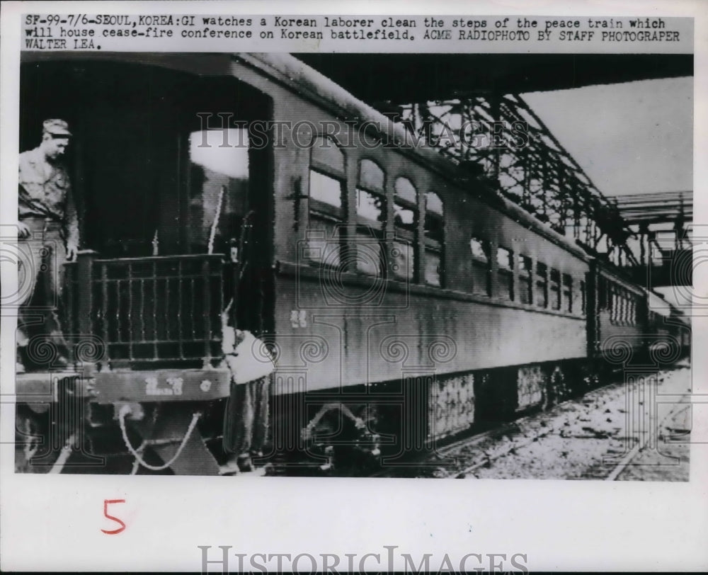 1951 Press Photo A Korean cleans the steps of the train while a GI watches