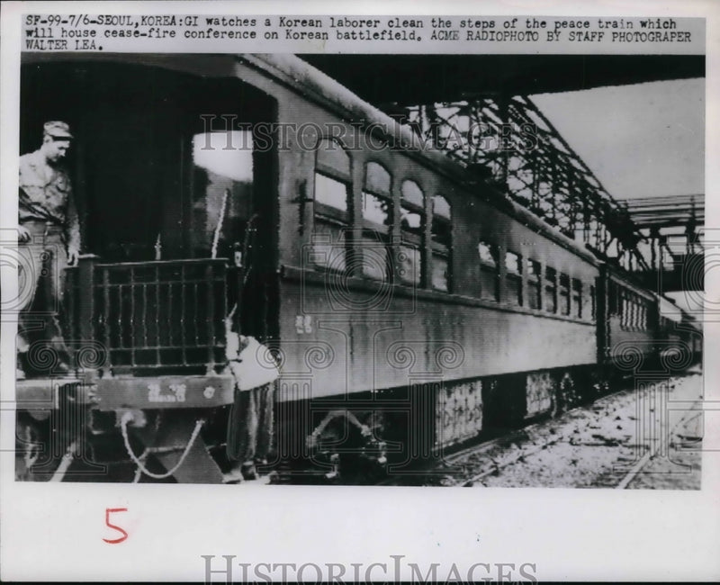Load image into Gallery viewer, 1951 Press Photo A Korean cleans the steps of the train while a GI watches
