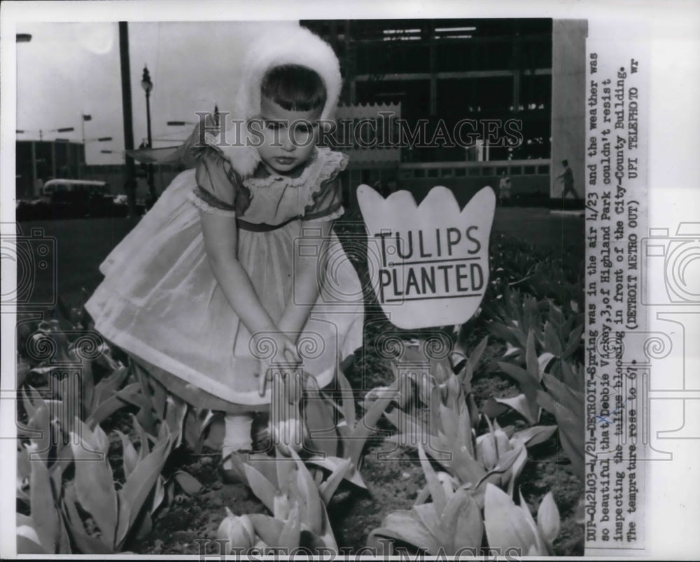 1961 Press Photo Debbie Vickey, 3, of Highland Park in Detroit Spring