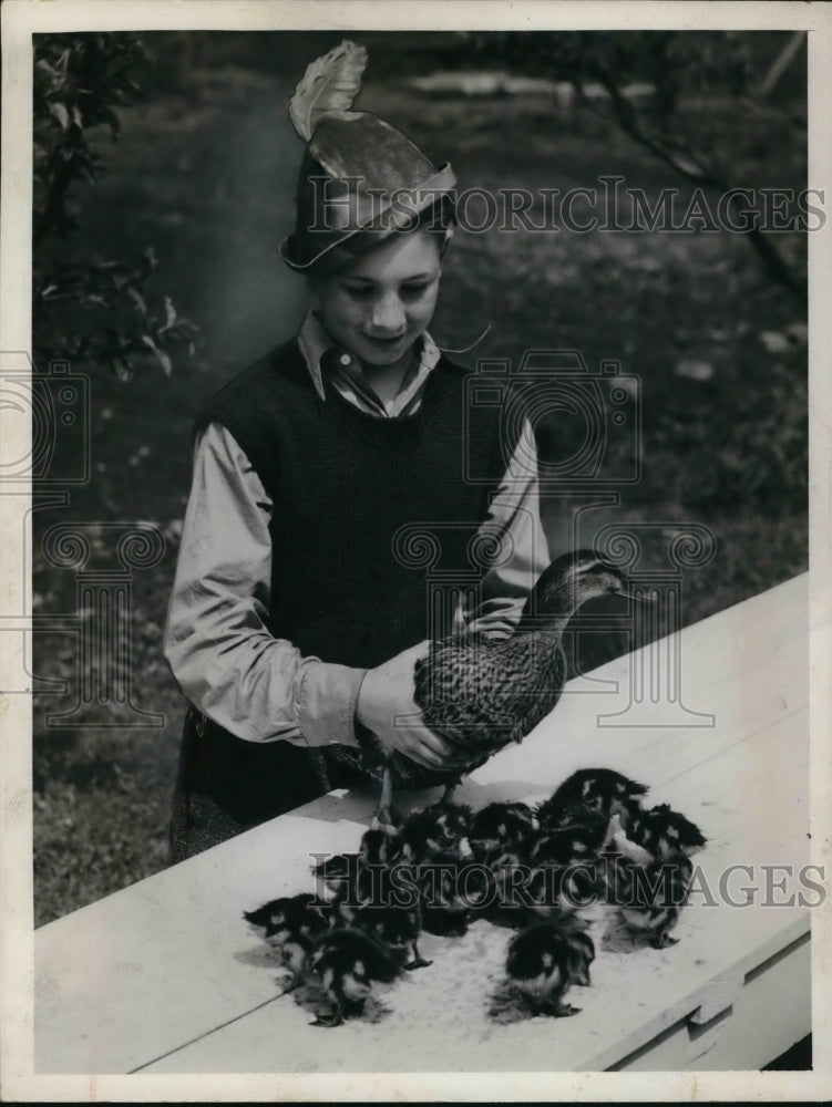1939 Press Photo Fred Mersbach "first mate" and the "crew" - ned06583