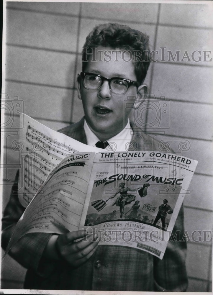 1966 Press Photo Eric Ewagen is a choir member at his school