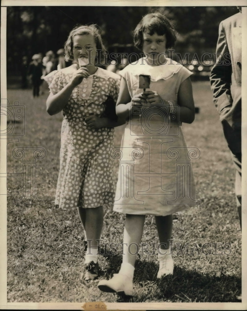 1935 Media Photo Gloria Vanderbilt "Gold Child" at school annual Fair in N.Y.