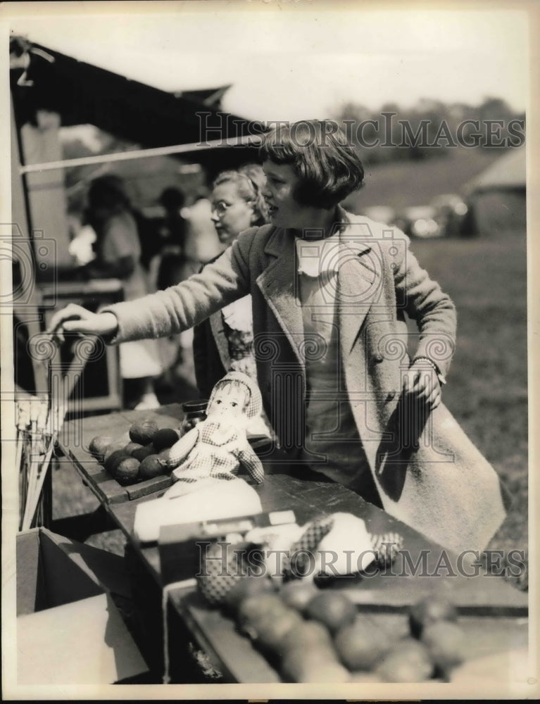 1935 Media Photo Gloria vanderbilt enjoying at the cat target at school Fair.