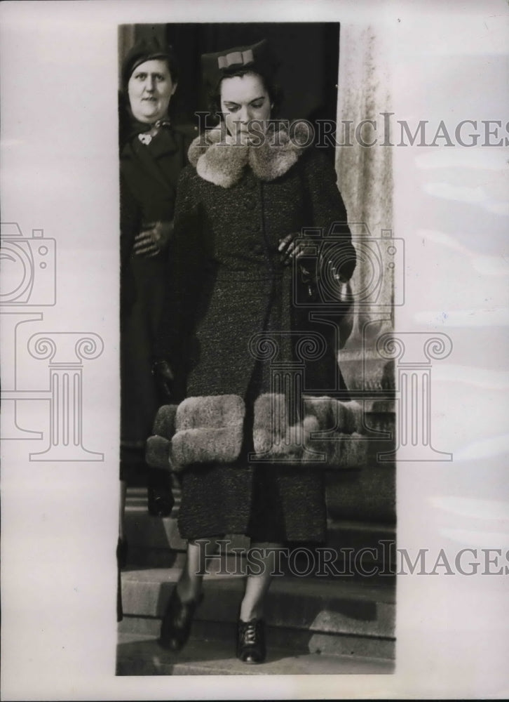 Load image into Gallery viewer, 1938 Press Photo In the hearing of Mrs. Edith Lee with husband Raymond Lee
