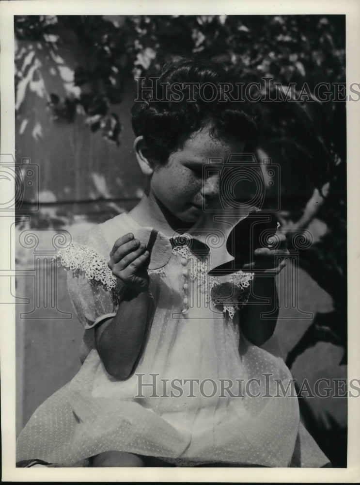 1936 Press Photo Little Jean Allen takes a squint at her freckles at the Miami