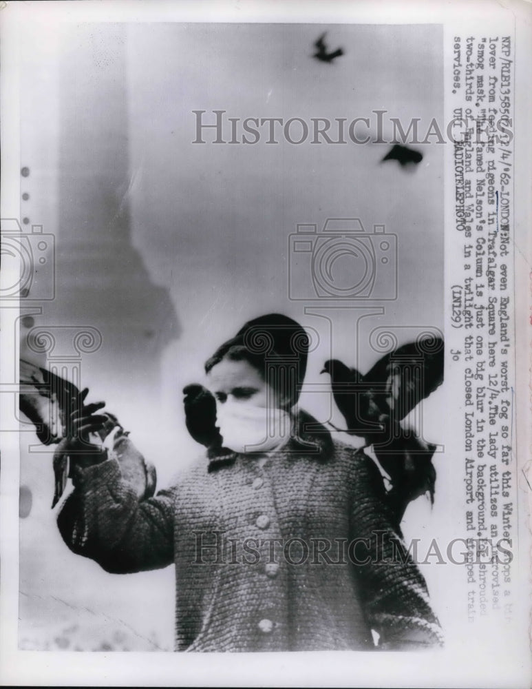 1964 Press Photo Lady feeding pigeons in Trafalgar Square in London - ned06667