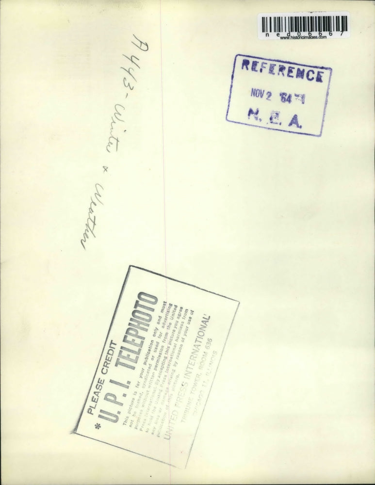 1964 Press Photo Lady feeding pigeons in Trafalgar Square in London - ned06667