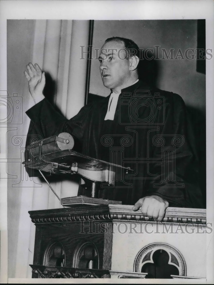 Load image into Gallery viewer, 1948 Media Photo Rev. Bertram Humphries in Trininty Congregational Church
