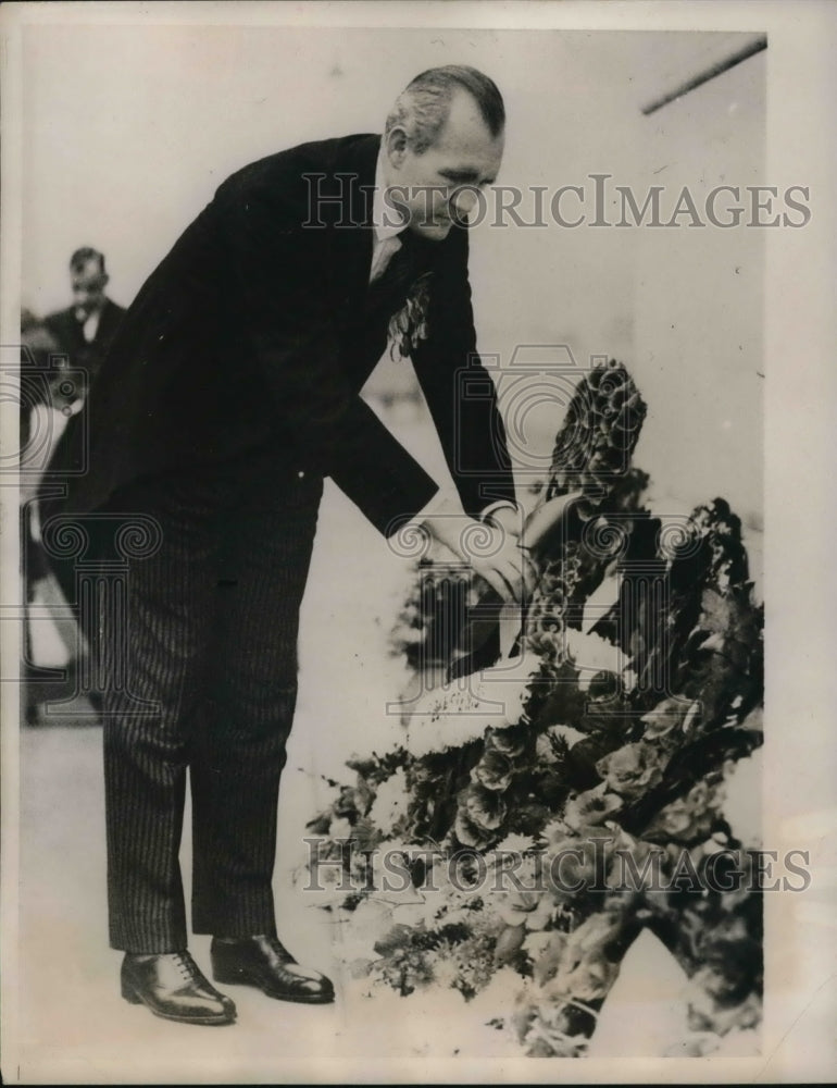Load image into Gallery viewer, 1939 Media Photo Capt. Sir Ian Fraser Blind veteran of London Armistice Day
