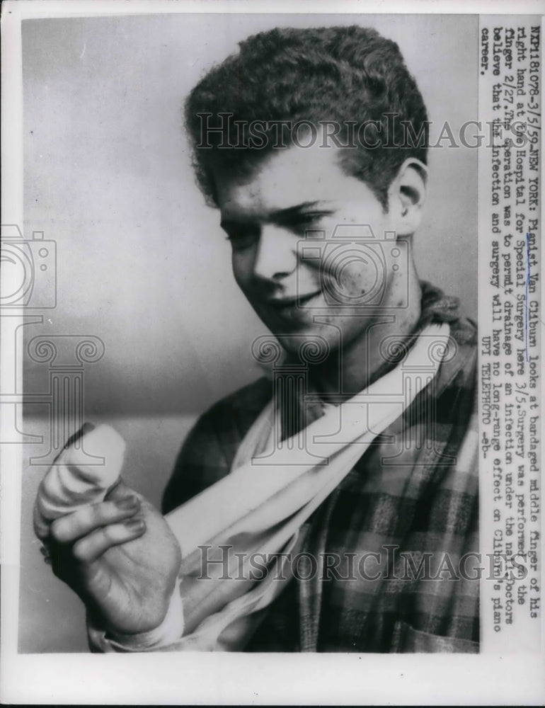 1959 Press Photo Pianist Van Cliburn had minor finger operation at the hospital