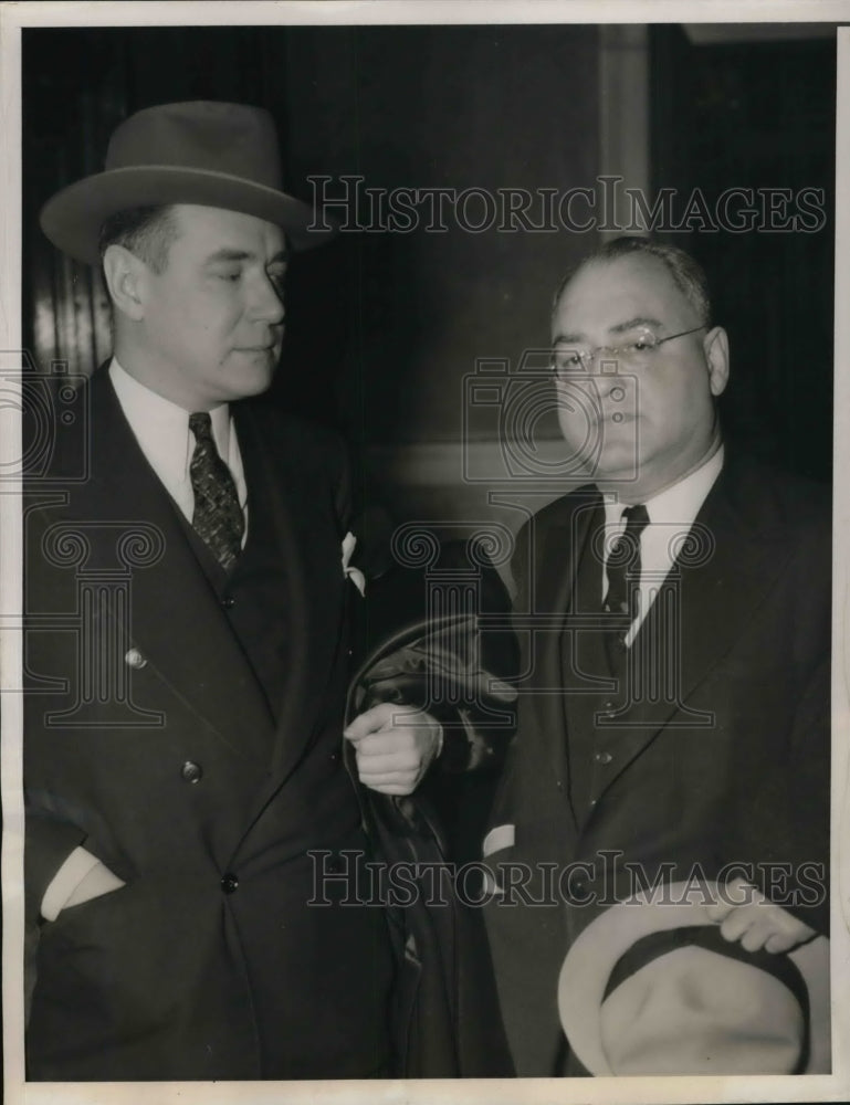 Load image into Gallery viewer, 1940 Press Photo Cook County Chief Laird with his lawyer Fischer at the court
