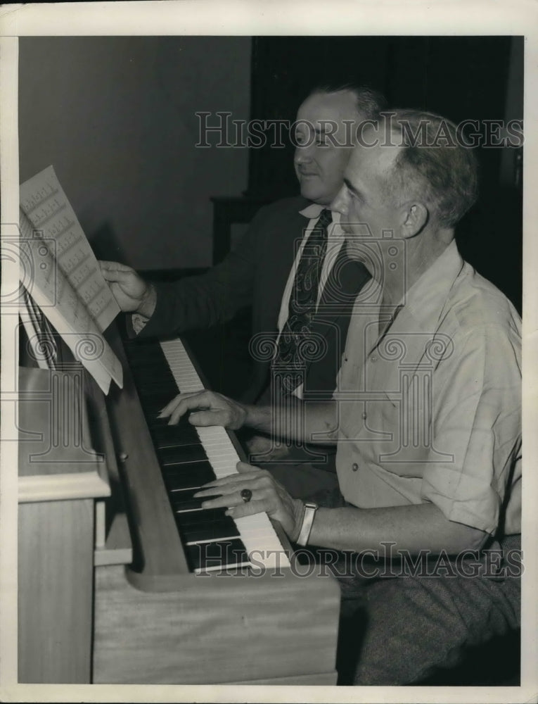 Load image into Gallery viewer, 1946 Press Photo At Texas Christian University Tom Burns with upper class man
