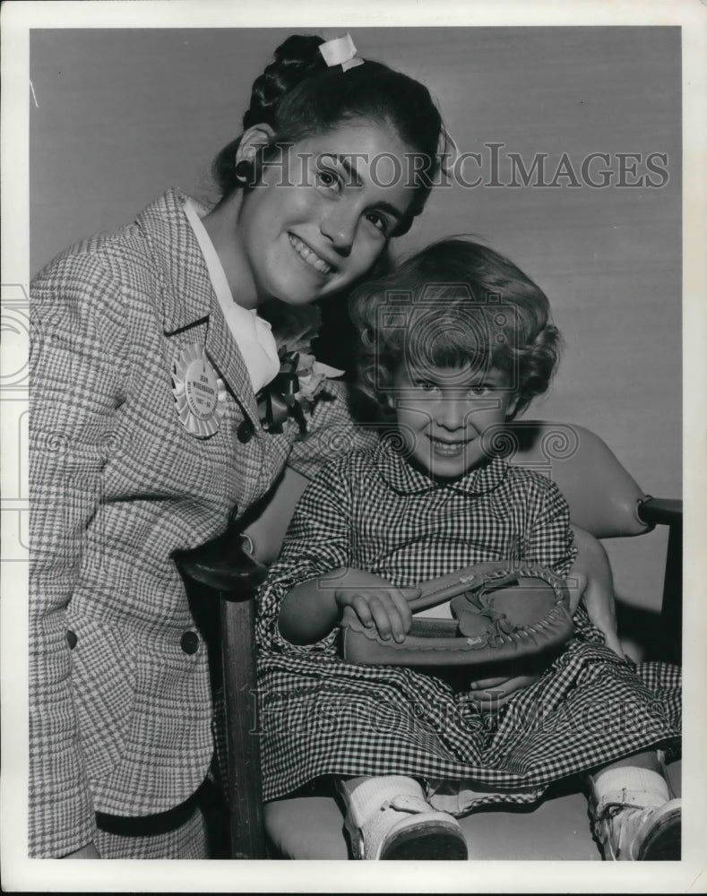 1967 Press Photo Jean Washington, 17, of Berea, Ohio posing  with a little girl- Historic Images