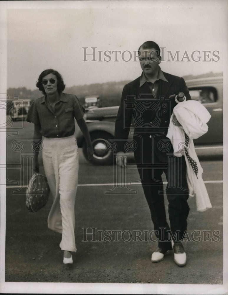Load image into Gallery viewer, 1937 Press Photo Mr. and Mrs. Henry Drummond at Baileys Beach
