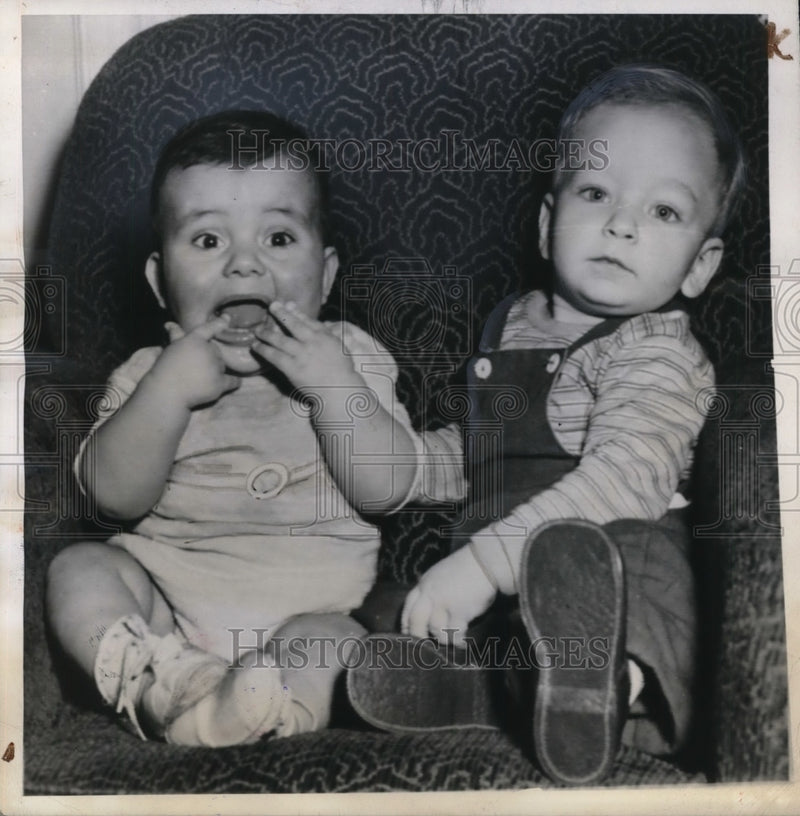 Load image into Gallery viewer, 1944 Media Photo Little boy Richard Van Vlerah is an uncle to a baby boy Kenneth
