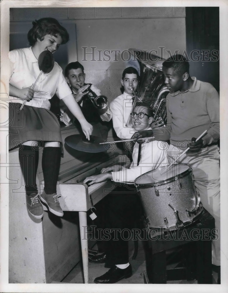 Load image into Gallery viewer, 1962 Press Photo Band Rehearsals - ned06873
