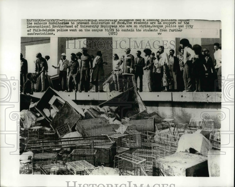 Load image into Gallery viewer, 1971 Media Photo Temple Univ Student strike in support of Intl. Brotherhood
