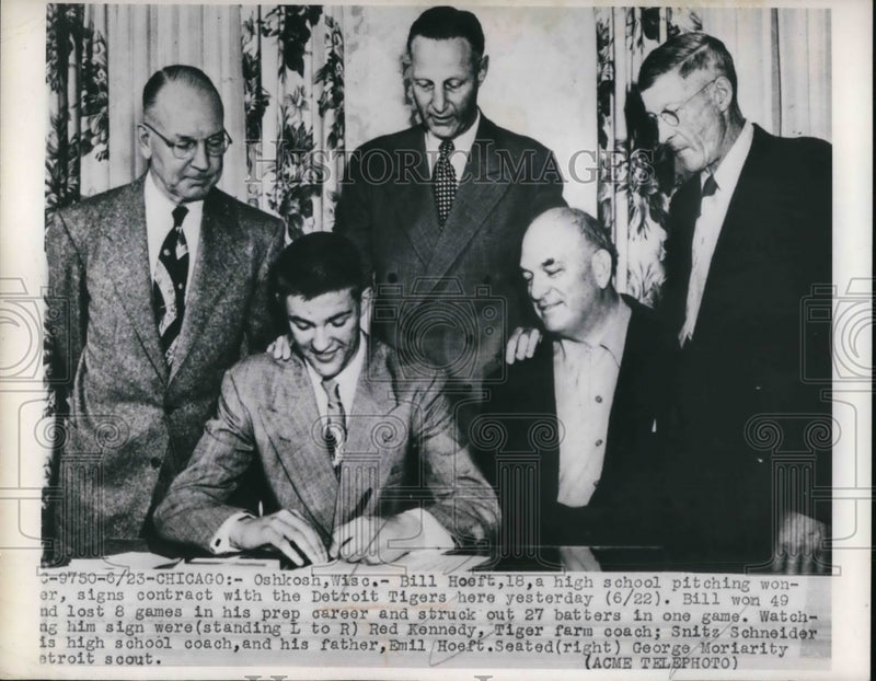 Load image into Gallery viewer, 1950 Media Photo Bill Hoef H.S. Pitcher signs contract with Detroit Tigers
