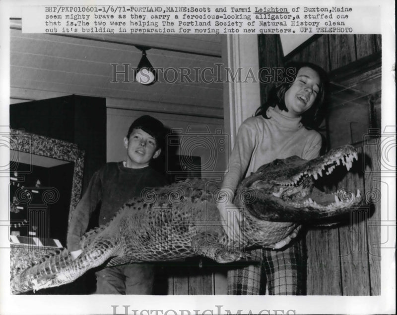 Load image into Gallery viewer, 1971 Press Photo Scott &amp; Tammi Leighton on stuffed alligator - ned06973
