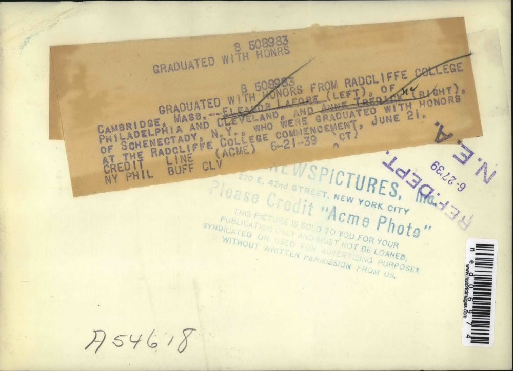 1939 Press Photo Eleanor Lafore & Anne Tredick with honors at Radcliffe College