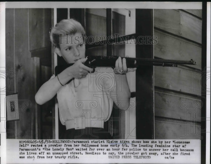 Load image into Gallery viewer, 1956 Press Photo Actress Elaine Aiken Scares Off Prowler With Rifle In Hollywood
