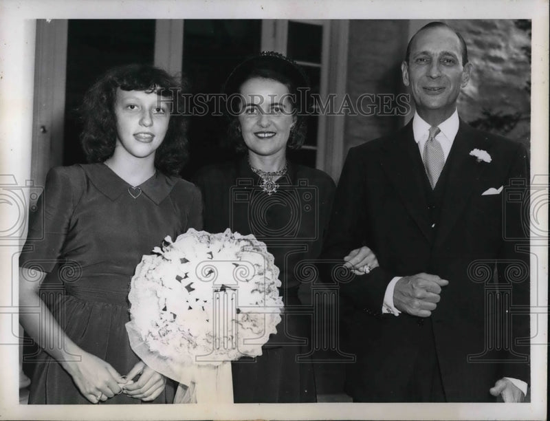 Load image into Gallery viewer, 1947 Press Photo Mrs Louise Hopkins &amp; new husband Geoffrey Gates

