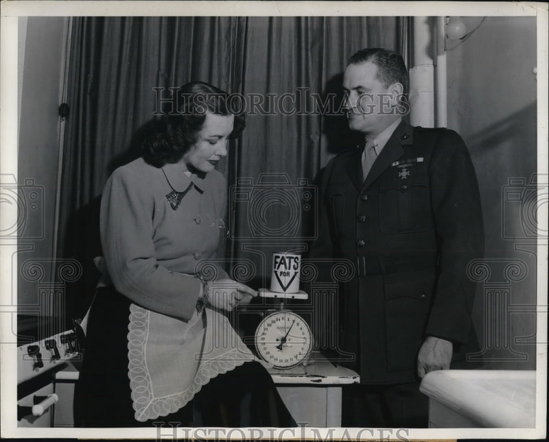 Load image into Gallery viewer, 1945 Press Photo Glady Swarthout soprano &amp; husband Maj Frank Chapman
