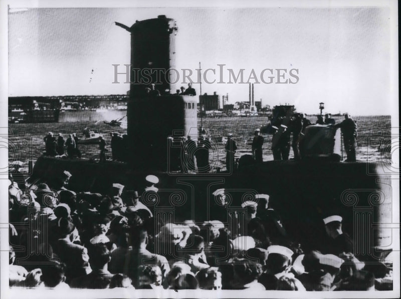 Load image into Gallery viewer, 1938 Press Photo Groton, Conn crowd greets atomic sub Seawolf - ned07033
