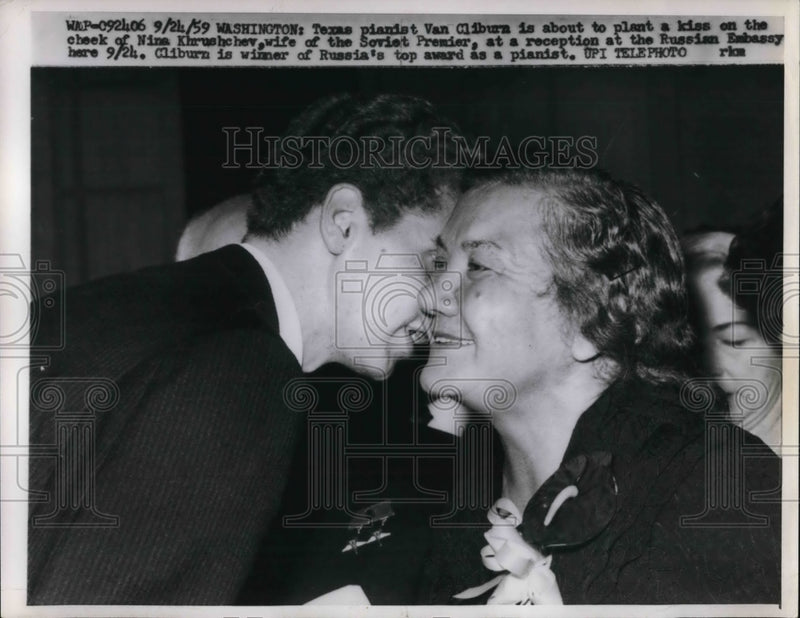 Load image into Gallery viewer, 1959 Press Photo Washington Van Cliburn greets wife of Soviet Premier

