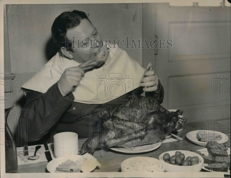 Load image into Gallery viewer, 1940 Press Photo FT Sheridan Ill. Donald Jones draftee at dinner
