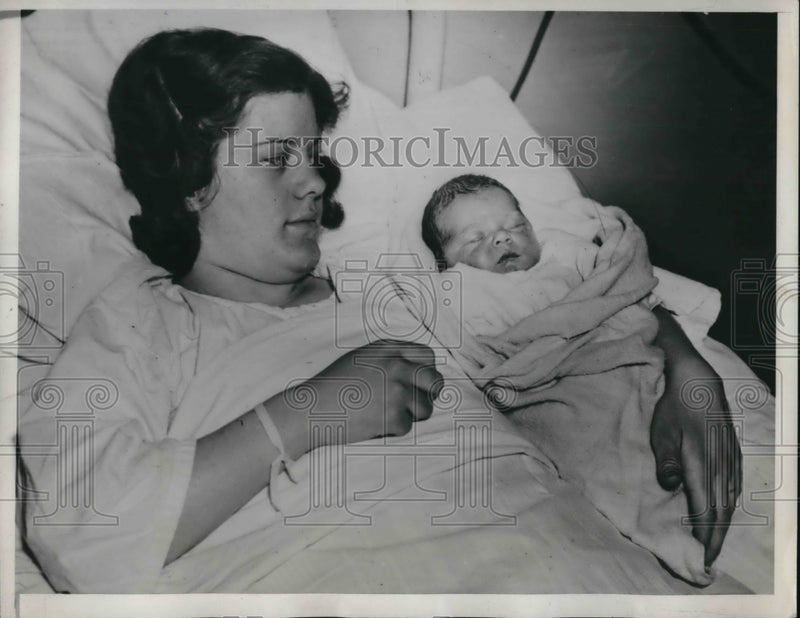 Load image into Gallery viewer, 1939 Press Photo Mrs. Cecile Lytle, 15, gives births son on Christma Seattle WA
