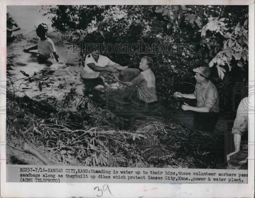 1951 Press Photo Kansas City Kansworkers sandbag at power plant vs floods