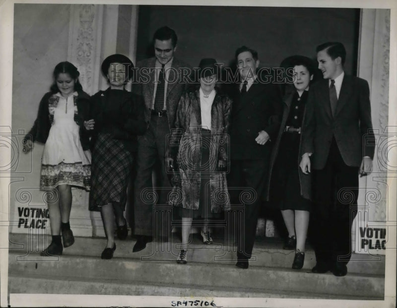 Load image into Gallery viewer, 1938 Press Photo Sheridan Downey with Family, Patricia, Margaret, Sheridan Jr.
