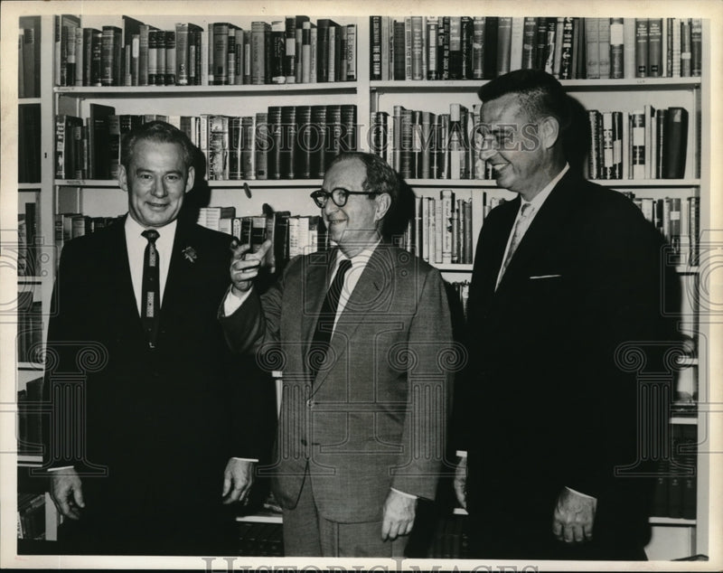 Load image into Gallery viewer, 1962 Press Photo Producer Lawrence E. Spivak, Sen. Clair Engle, Glenard Lipscomb

