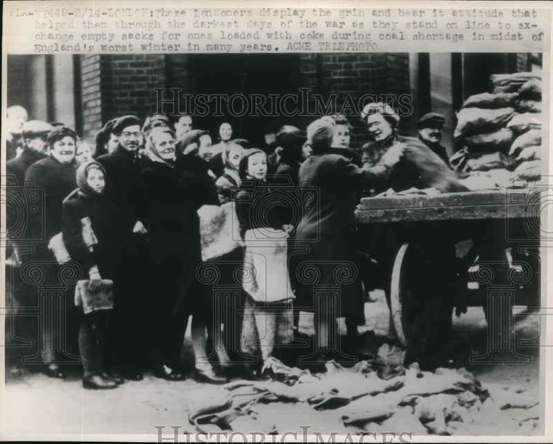 Load image into Gallery viewer, Press Photo London England line of people for coke supply during the war
