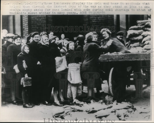 Press Photo London England line of people for coke supply during the war