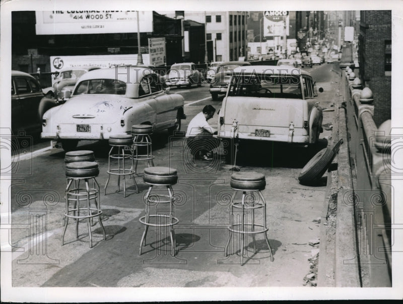 Load image into Gallery viewer, 1952 Press Photo Pittsburgh Pa SA Nefopulas uses stools as he fixes flat tire
