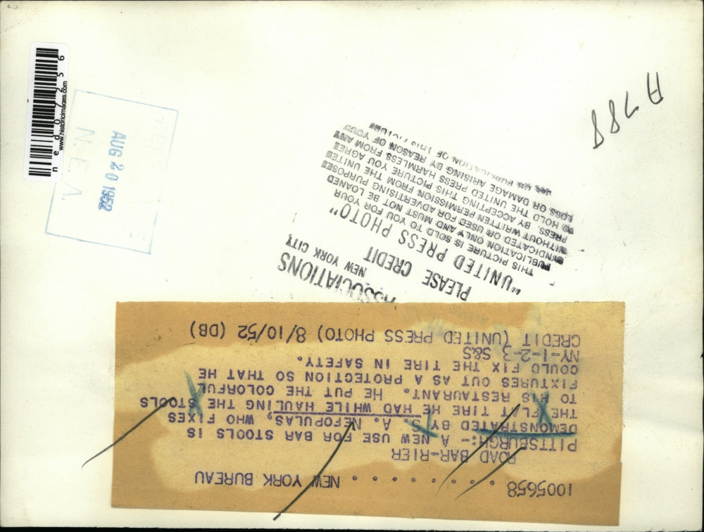 1952 Press Photo Pittsburgh Pa SA Nefopulas uses stools as he fixes flat tire