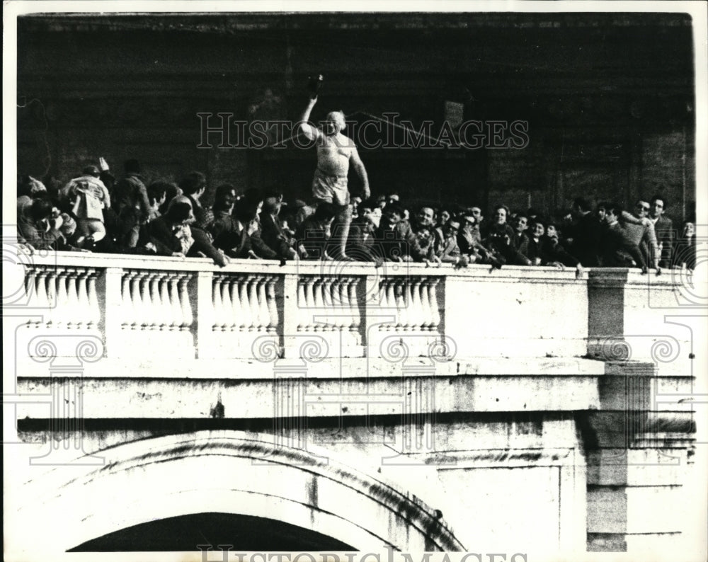 1970 Press Photo Rome with a doff of his hat 71 yr old Rik de Sonnay takes his