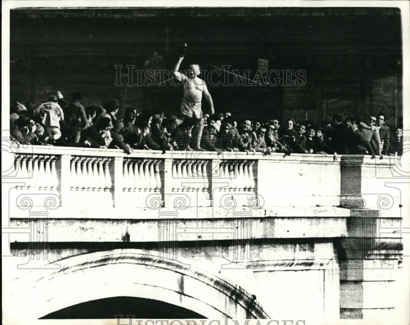 Load image into Gallery viewer, 1970 Press Photo Rome with a doff of his hat 71 yr old Rik de Sonnay takes his
