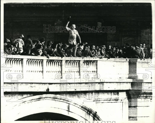1970 Press Photo Rome with a doff of his hat 71 yr old Rik de Sonnay takes his