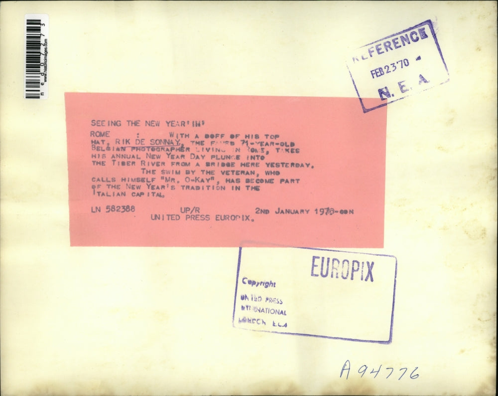 1970 Press Photo Rome with a doff of his hat 71 yr old Rik de Sonnay takes his