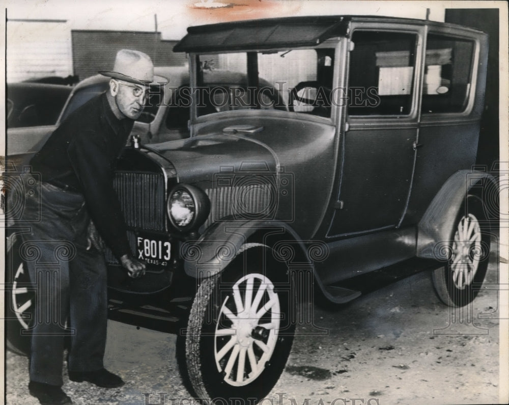 1947 Press Photo HL Thacker, a San Augustine, Texas in his 1927 T Ford.