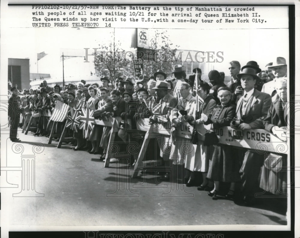 1957 Press Photo Crowd at the tip of Manhattan waiting for Queen Elizabeth II - Historic Images