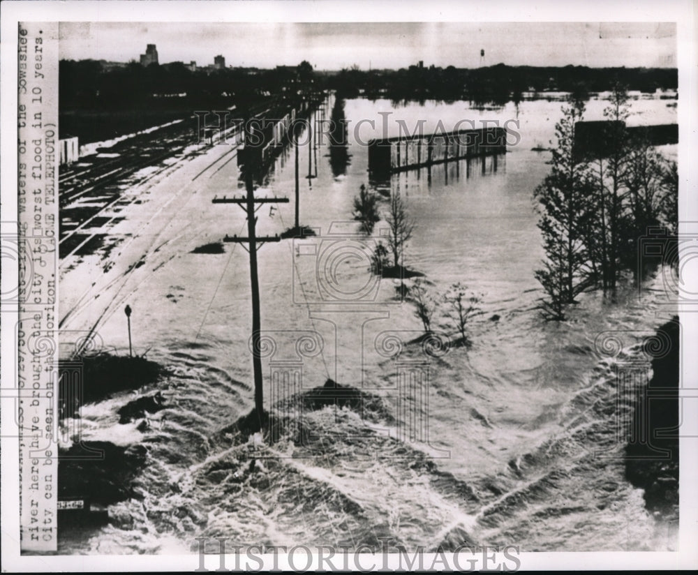 1951 Press Photo Mississipp floodwaters over a bridge