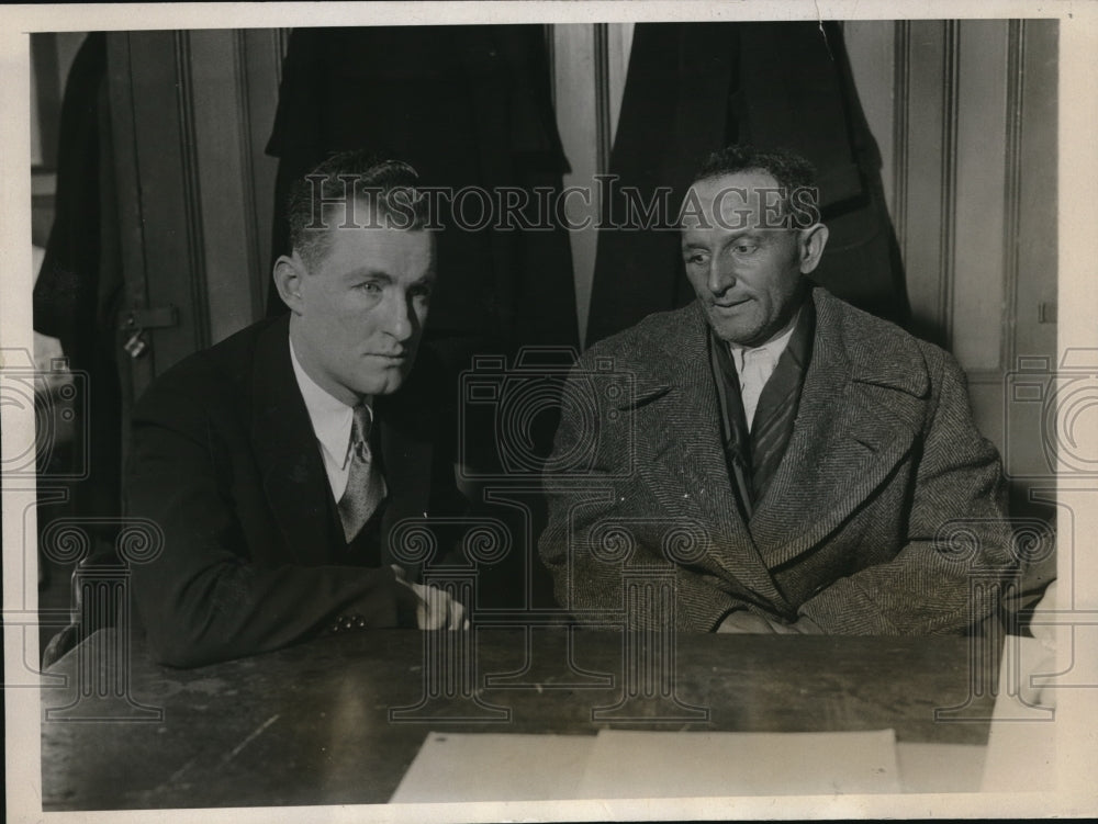 1933 Press Photo Detectives Find Murderer Lou Douglass of Texas in New York