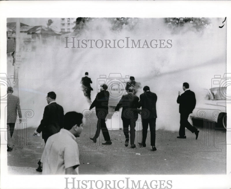 Load image into Gallery viewer, 1968 Press Photo National Guard Use Tear Gas to Disrupt Panama National Assembly
