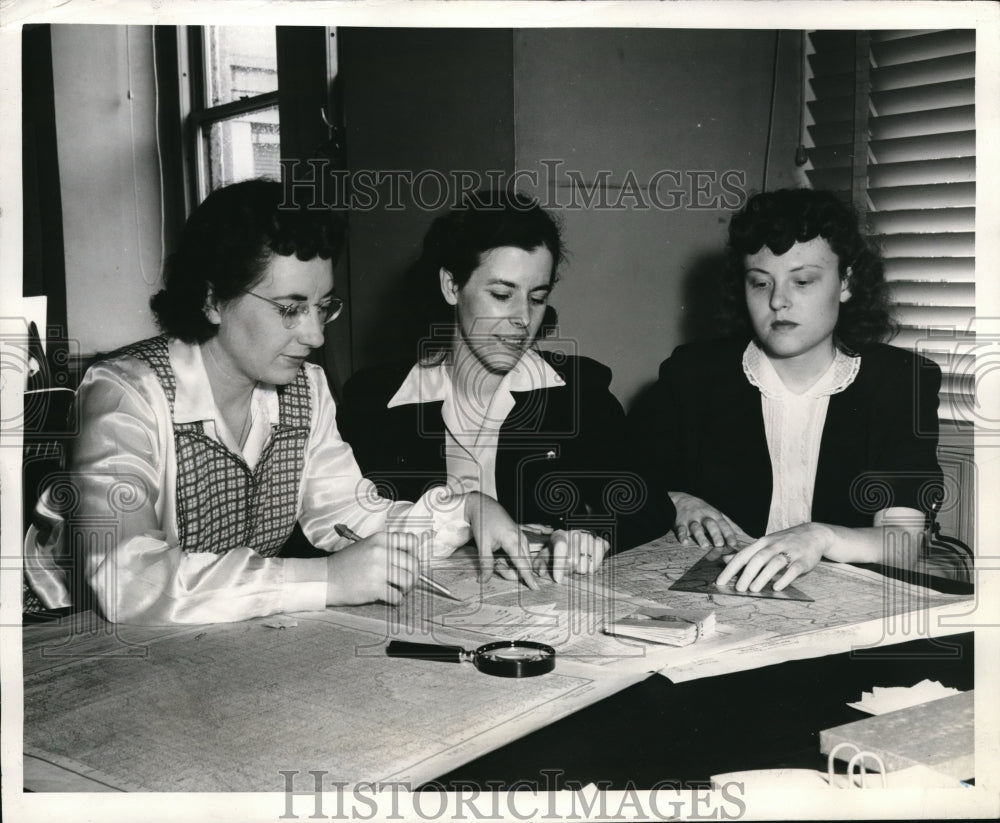 1943 Press Photo 3 girls of the "United States Board on Geographical Names"