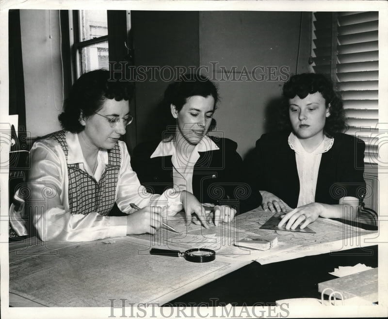 Load image into Gallery viewer, 1943 Press Photo 3 girls of the "United States Board on Geographical Names"
