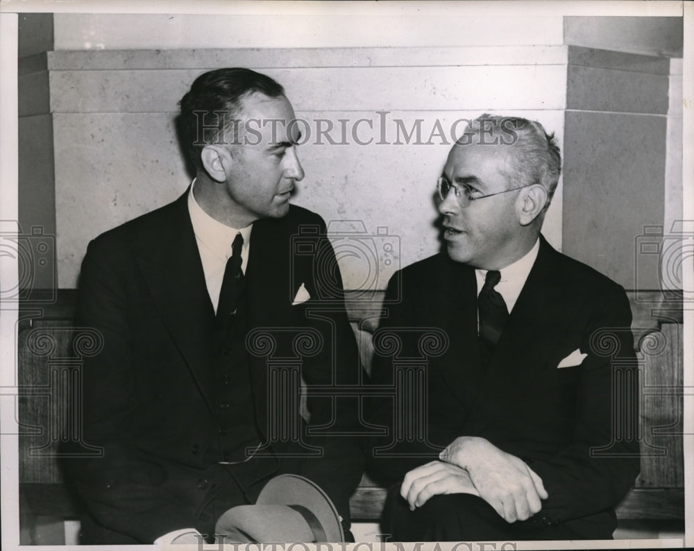 1938 Press Photo Judge John OS Rourke and Arthur P. McNulty chat during a recess